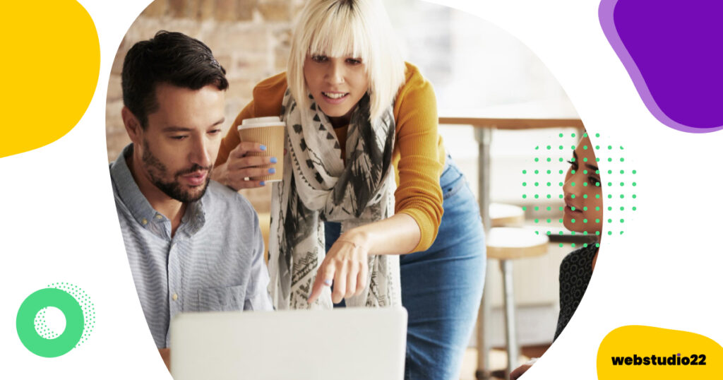 2 lány és 1 fiú a laptopon dolgozik